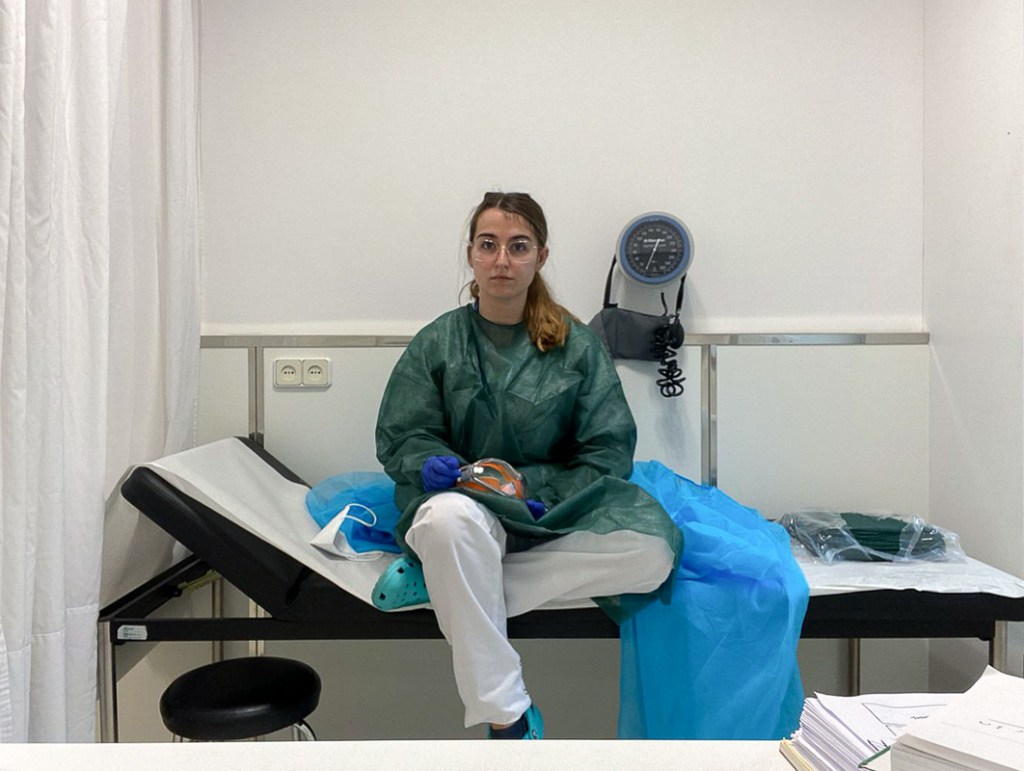 Retrato de Gemma con el equipo de protección individual (EPI)