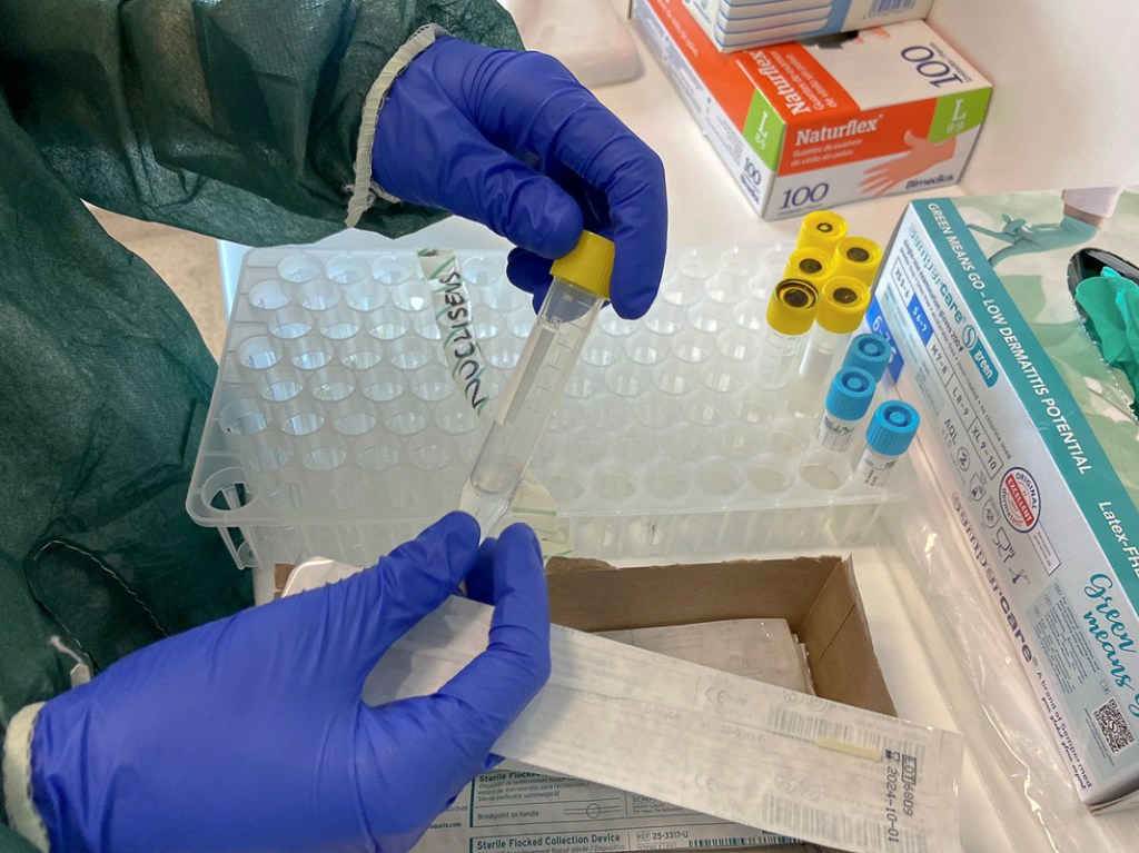 Muestras de posibles contagiados de covid-19  en el Hospital Clínic de Barcelona. (Gemma Sauch)